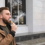 Les avantages et inconvénients des cigarettes électroniques jetables 