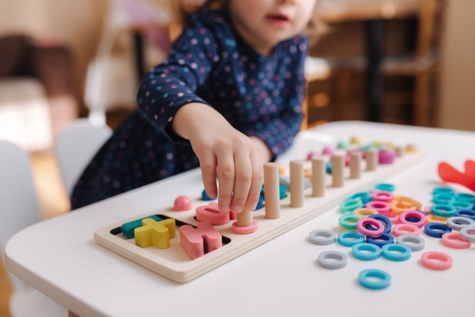 Comment les jeux éducatifs stimulent-ils l’intelligence des enfants ?