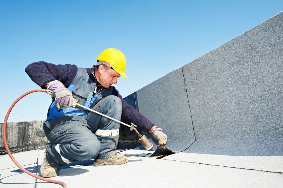 Étanchéité de toit plat, quelles solutions choisir entre bitume, EPDM et Derbigum ?