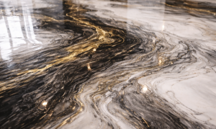 Pourquoi les boutiques et showrooms adoptent-ils autant la résine décorative