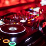 Comment choisir son DJ pour un mariage en Bretagne ?