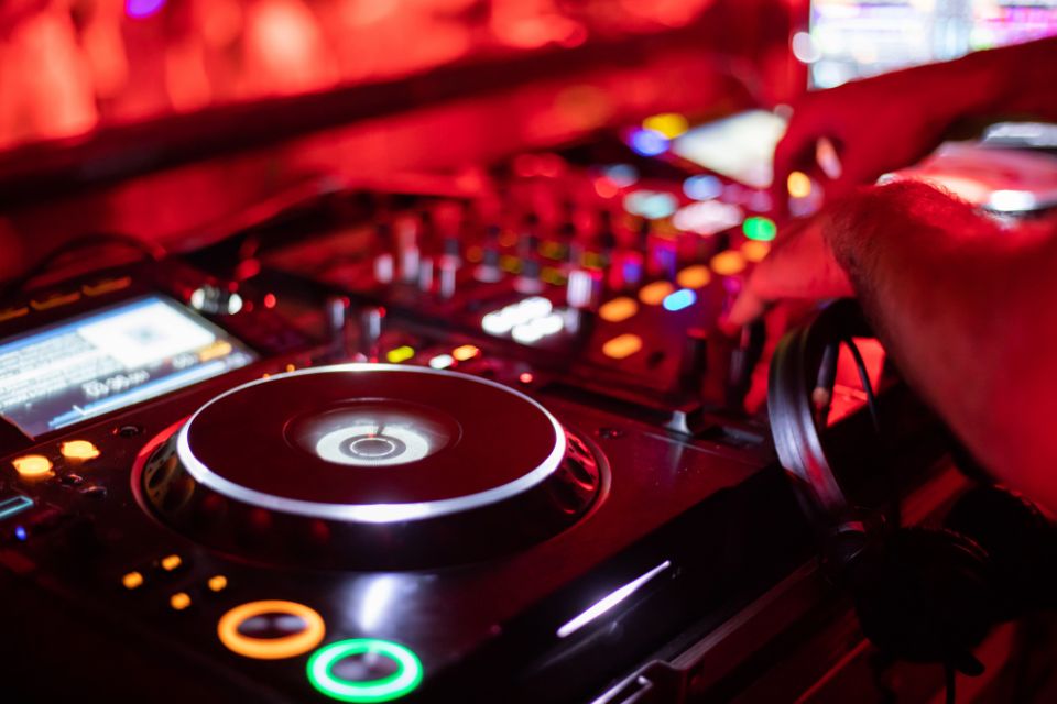 Comment choisir son DJ pour un mariage en Bretagne ?
