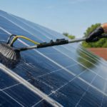 Nettoyage des panneaux solaires : quand et comment faut-il intervenir ?